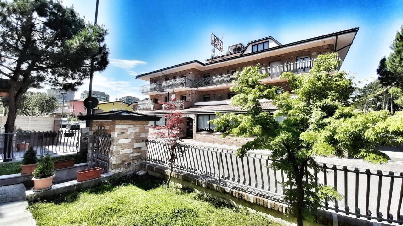 Hotel & Wellness Fra I Pini Lignano Sabbiadoro Exterior photo